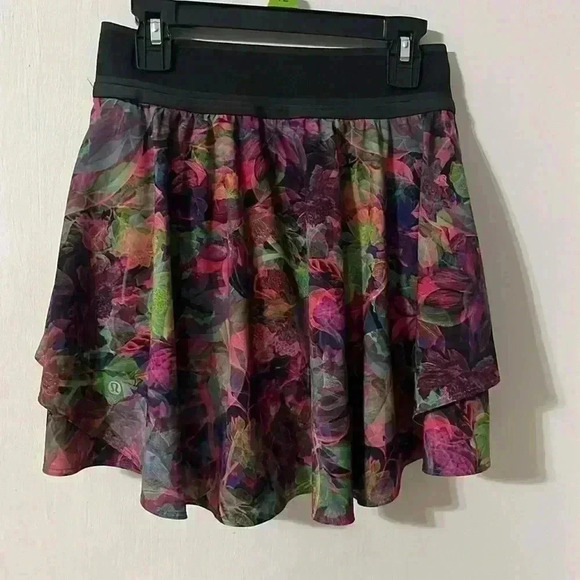 Lululemon Side-Pleat High-Rise Skirt 
Vivid Floral Tone Multi / Graphite Grey - Picture 5 of 10